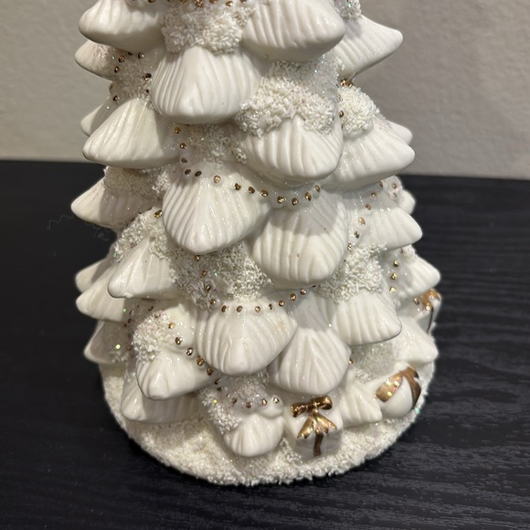 Elegant White and Gold Holiday Tree Decor - Picture 2 of 5